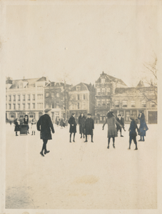 879310 Afbeelding van schaatsende en toekijkende kinderen op het besneeuwde en bevroren Vredenburg te Utrecht, met op ...